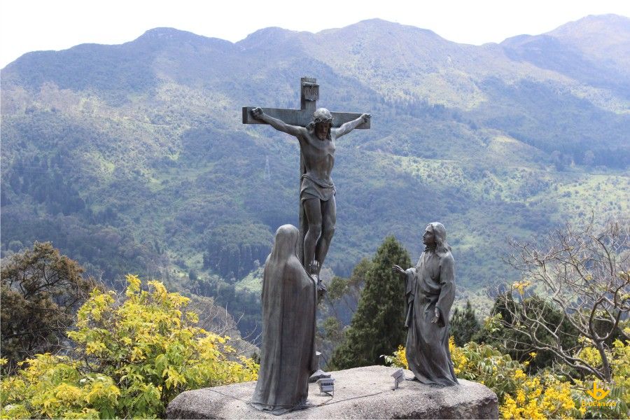 Hình ảnh Công Giáo Thiên Chúa Và Hai Tín đồ đưuocj điêu Khắc Trên đỉnh Núi