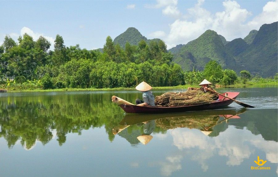 Hình ảnh đôi vợ chồng chèo thuyền trên sông