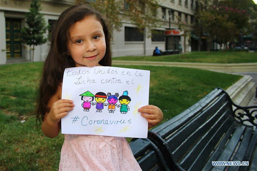 Danna suarez, một cô bé 5 tuổi, thể hiện bản vẽ của mình để cổ vũ cho trung quốc trong cuộc chiến chống lại tiểu thuyết coronavirus ở santiago, chile, ngày 10 tháng 2 năm 2020