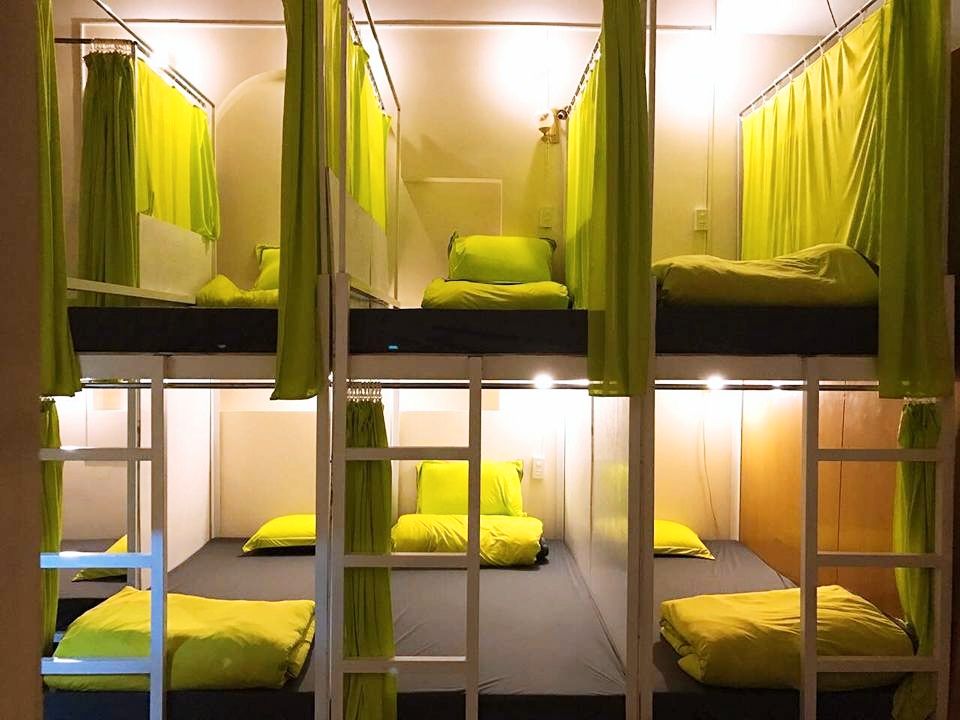 Phòng ngủ được ngăn cách thành nhiều không gian riêng biệt với màu xanh chuối nổi bật