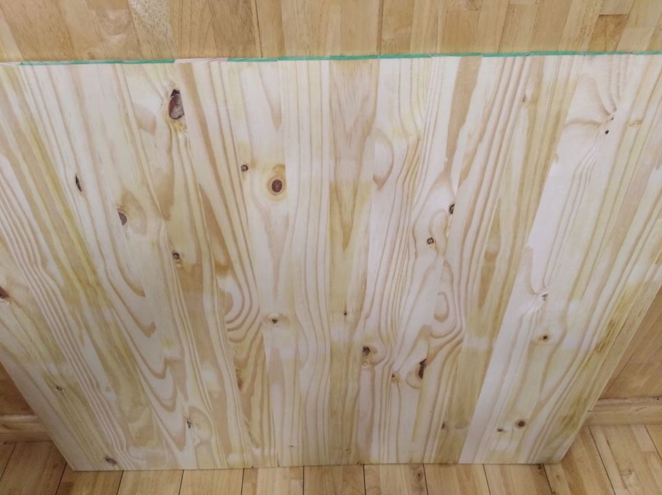 Giá thành của gỗ thông ghép khá rẻ, độ bền cao