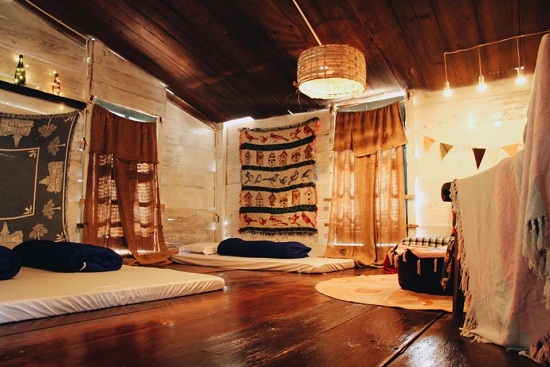Trang trí phòng ngủ của homestay với vật liệu chính là những thảm thổ cẩm