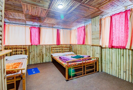 Một phòng ngủ được làm từ tre khá độc đáo và gần gủi của swarna sikhar homestay tại ấn độ