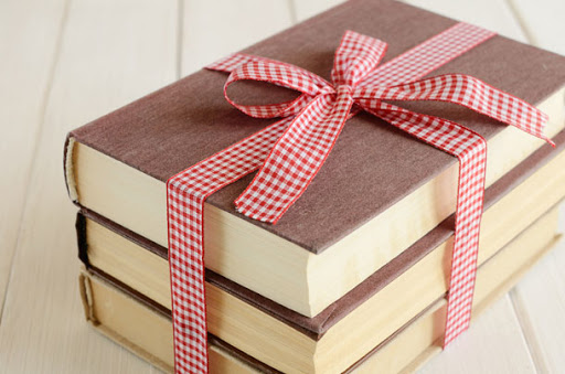 Tặng sách là món quà tuy đơn giản nhưng mang ý nghĩa to lớn.