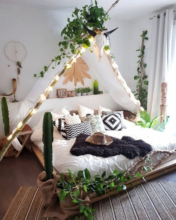 Không gian phòng ngủ được trang trí theo hướng lều trại tạo cảm giác trải nghiệm du lịch du mục
